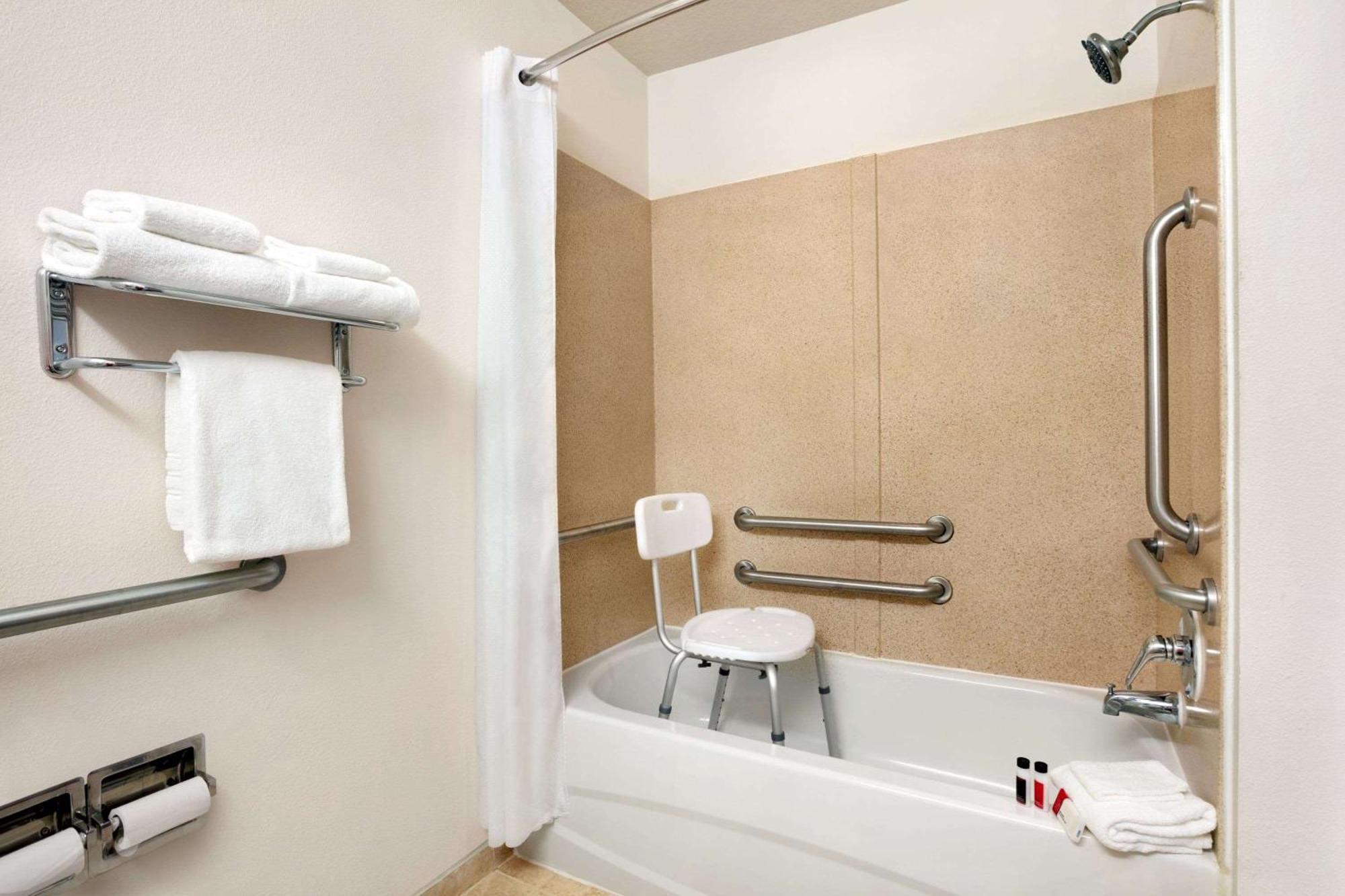 Microtel Inn & Suites By Wyndham Culpeper Bagian luar foto